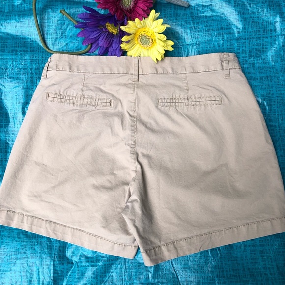 Old Navy Women’s Khaki Shorts - Size 8 - Picture 4 of 4